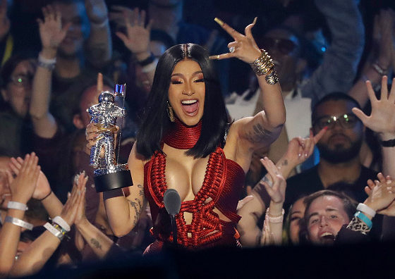 Как всегда отличилась: Карди Би и ее дикий маникюр на премии MTV VMA 2019