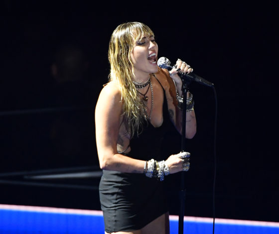 Трогательно! Майли Сайрус спела о расставании с мужем на MTV VMA 2019