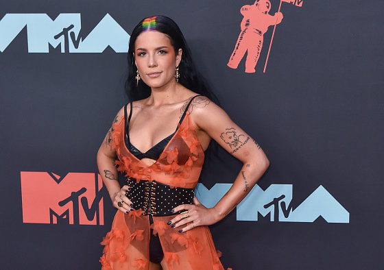 Это что вообще было? Самый странный звездный образ на премии MTV VMA 2019