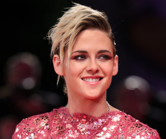 Она в платье! Новый выход Кристен Стюарт на Венецианском кинофестивале