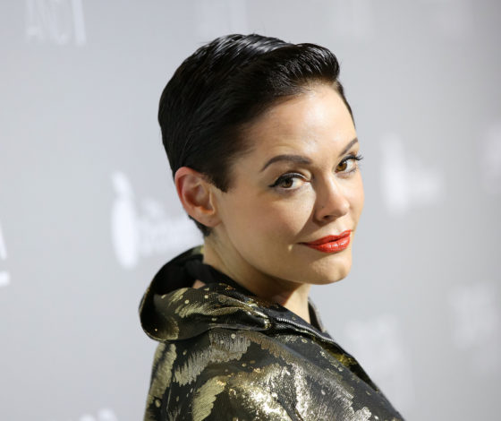 «Было довольно трудно»: звезда «Зачарованных» Роуз Макгоуэн опять вспоминает старые обиды. Теперь из-за наряда