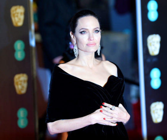 Ее любимый цвет! Лучшие выходы Анджелины Джоли в черном