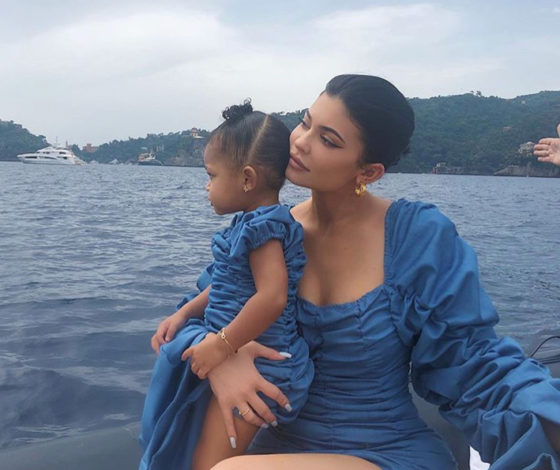 Кайли выложила новую фотографию с дочкой! Собрали их самые милые выходы