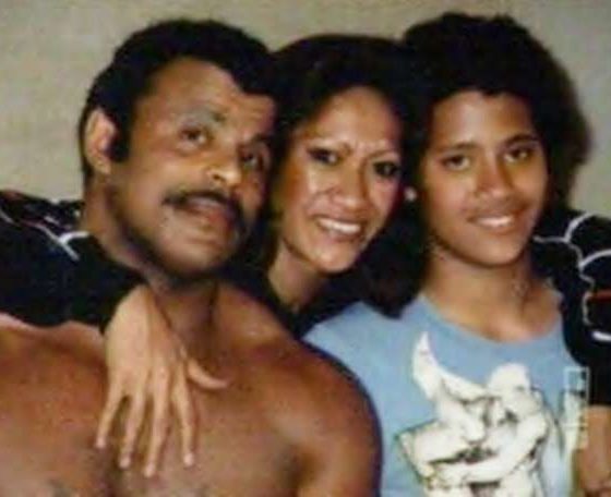 «Когда я был мальчишкой, я ненавидел маминых слез, а сейчас счастлив ее слезам радости»: Дуэйн Джонсон сделал дорогой подарок своей маме