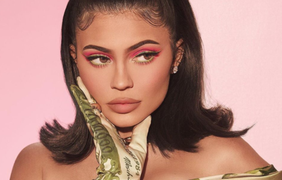 Кайли Дженнер показала новый маникюр: кажется, многоцветье снова возвращается в моду