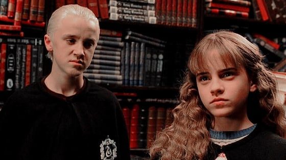 Фото дня: Малфой учит Гермиону играть на гитаре