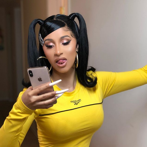 Игрушки для взрослых и торт: что друзья подарили Карди Би на день рождения