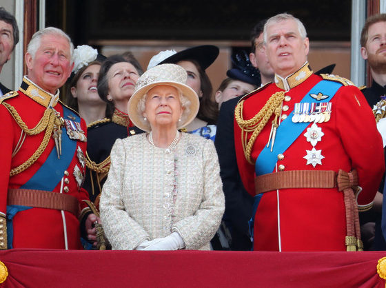 Букингемский дворец прокомментировал обвинения в изнасилованиях против младшего сына Елизаветы II