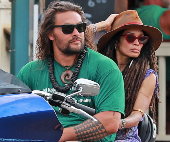 На серьезном: Джейсон Момоа и Лиза Боне катаются на мотоцикле на Гавайях