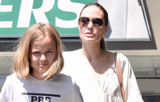 Вся в белом! Анджелина Джоли на прогулке с дочкой