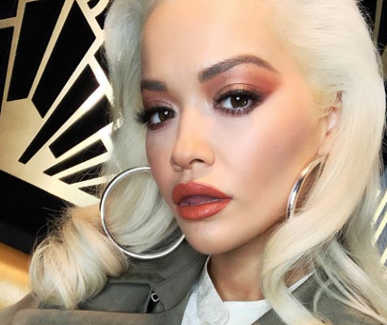 Instagram Vs. Жизнь: как Рита Ора в купальнике выглядит на снимках папарацци и в своём профиле?