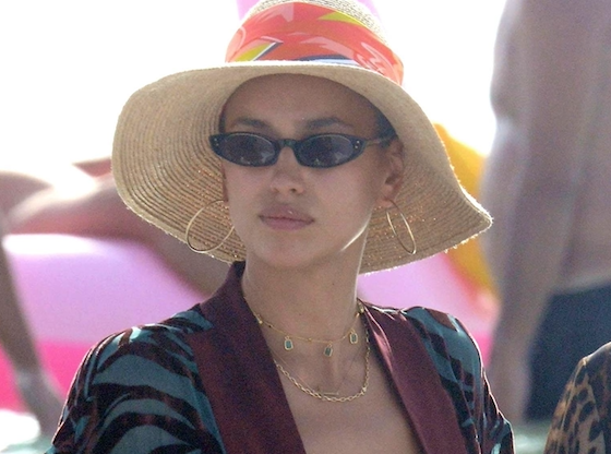 А вот это уже интересно: Ирина Шейк обнимается с парнем на отдыхе