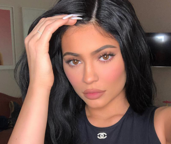 В своем стиле: Кайли Дженнер показала, как сделать яркий френч