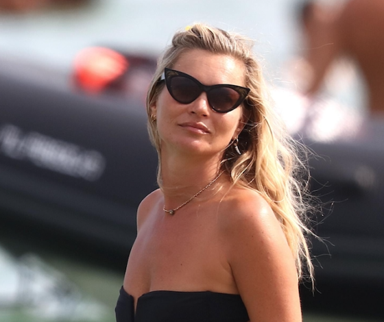 Кейт Мосс снялась полностью обнаженной в рекламе своего нового бренда