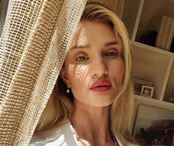 Утро начинается с кофе: новый выход Роузи Хантингтон-Уайтли в желтом платье