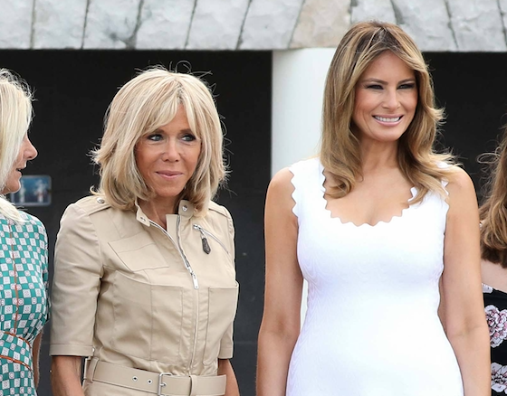 Пока супруги обсуждают политику: Брижит Макрон и Мелания Трамп на пляже