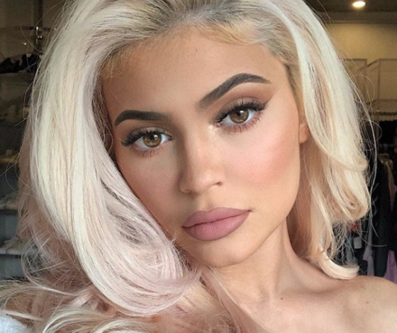 Хотим такую же домой: новогодняя елка Кайли Дженнер. Да, она розовая!