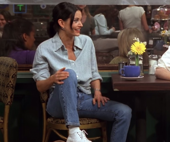 День рождения Кортни Кокс. Собрали самые модные образы актрисы в сериале «Друзья»