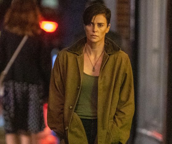 Как одеваться в дождь? Берем пример с Шарлиз Терон