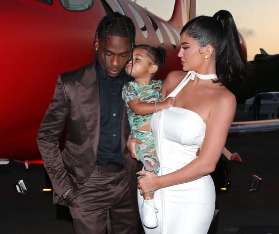 Первая красная дорожка Сторми! Кайли Дженнер и Трэвис Скотт с дочкой на премьере документального фильма о рэпере