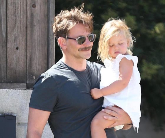 Образцовый отец! Брэдли Купер на прогулке с дочкой Леей