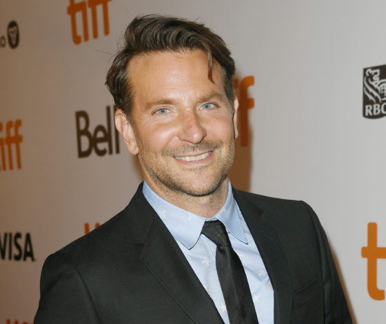 Брэдли Купер один, Эмили Ратаковски с мужем, Антонио Бандерас и Мэрил Стрип на кинофестивале в Торонто