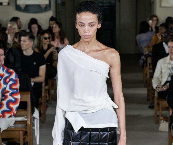 Эффект «Боттеги»? Обувь с квадратным мысом и стеганые юбки на показe A.W.A.K.E.