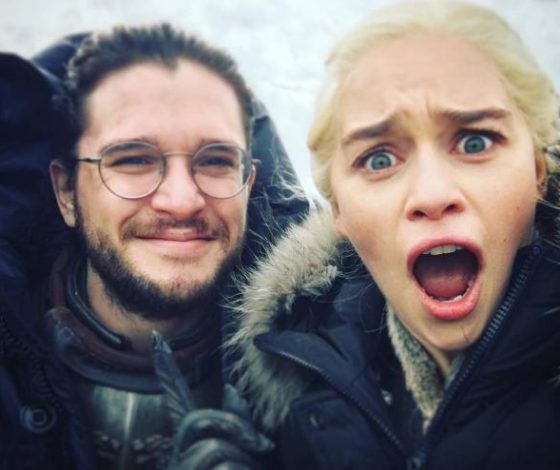 Когда соскучились по «Игре престолов»: Джон Сноу отдыхает вместе с женой и Дейенерис!