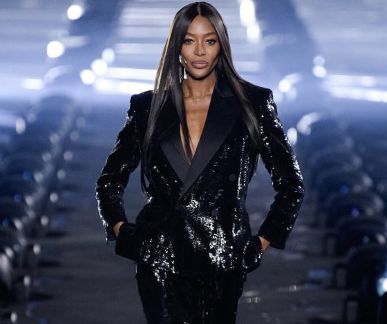 Королева! Наоми Кэмпбелл закрывает показ Saint Laurent в Париже!