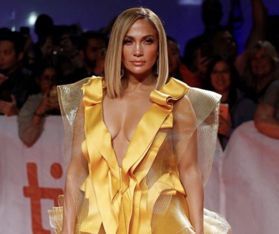 Дженнифер Лопес в очень откровенном наряде на премьере своего фильма