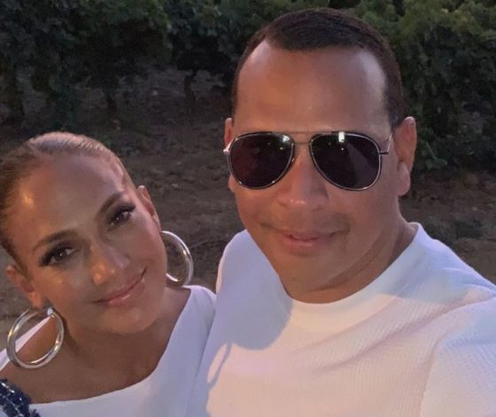 Гардероб в отпуск: все выходы Дженнифер Лопес во Франции