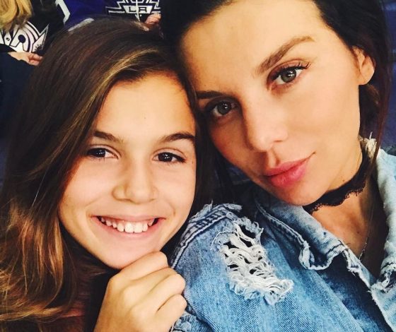 «Отца никогда рядом не было»: дочь Анны Седоковой рассказала о трудном детстве