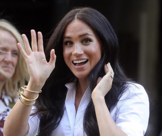 Кольцо-печатка и каффы: какие украшения носит Меган Маркл