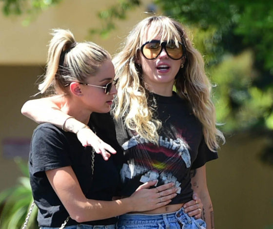 Новый выход Майли Сайрус с девушкой. Кто еще из звездных пар одевается в одном стиле?