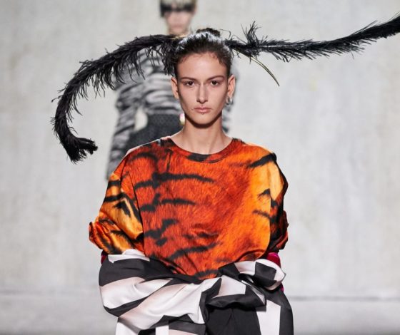 Еще один животный принт! Тигровые платья на показе Dries Van Noten