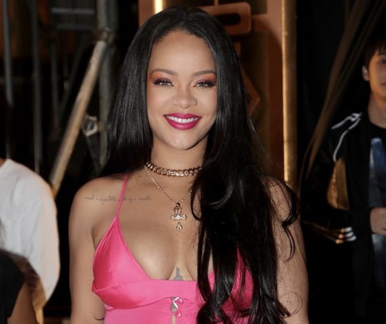 Вот это декольте! Новый выход Рианны в бомбическом платье