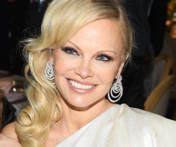 После расставания с бойфрендом: 52-летняя Памела Андресон в откровенном платье в Париже