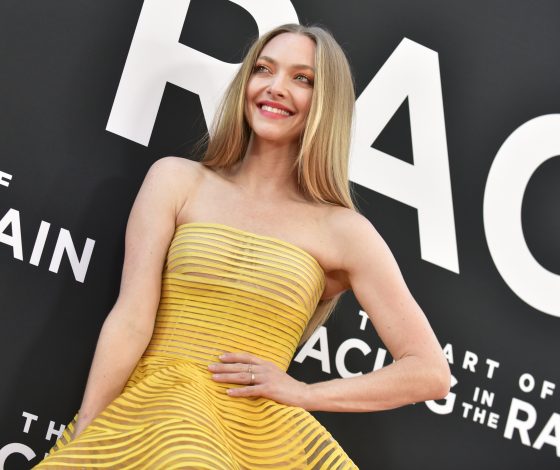 Папарацци засняли Аманду Сейфрид с дочкой. Оказалось, ребенок ненастоящий