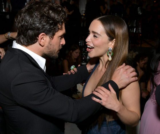 «Здесь так же жарко, как на бикрам-йоге!»: 5 шуток церемонии «Эмми», которые ты мог пропустить!