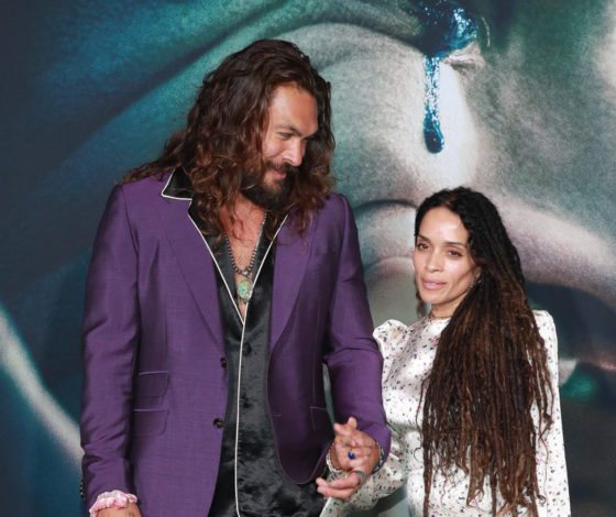 Красивая пара! Звезда «Игры престолов» Джейсон Момоа с женой на премьере фильма «Джокер»