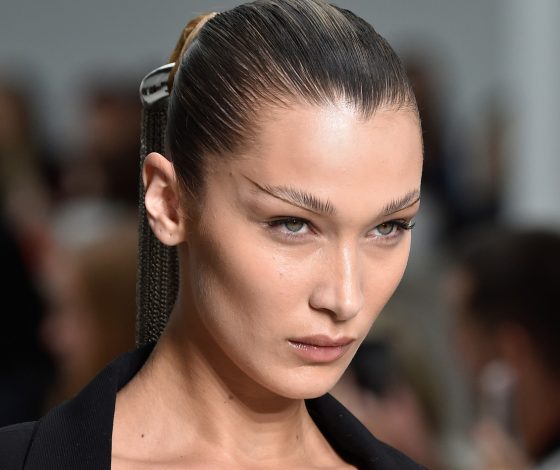 Все бьюти-образы с Недели моды в Париже: графичные стрелки, яркие губы и подводка для бровей