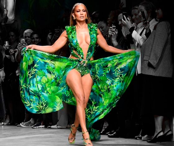 Дженнифер Лопес на показе Versace в своем культовом платье 2000 года!