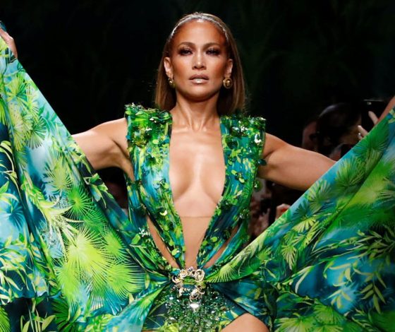 Это очень круто! Как в Сети отреагировали на голый выход Дженнифер Лопес на подиум?