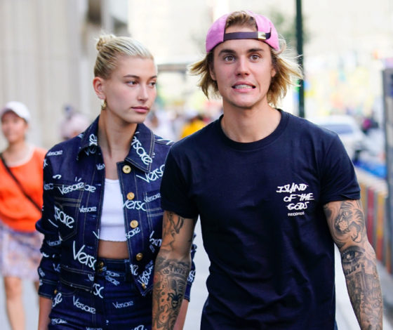 Как дела у Биберов? Хейли спешит на встречу, а Джастин катается по городу на автобусе