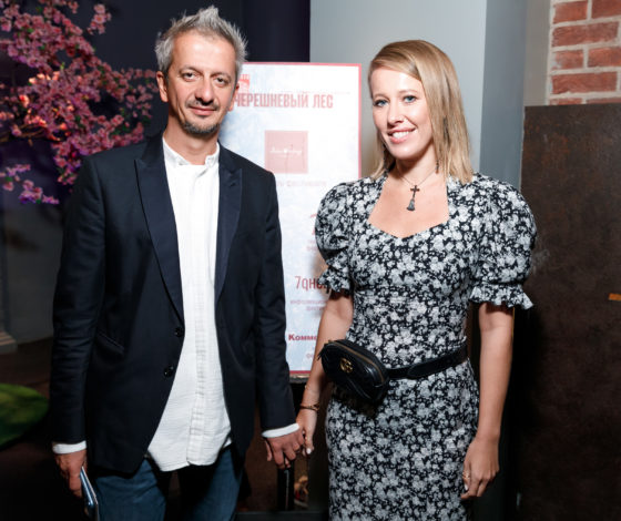 Первый выход после свадьбы: Ксения Собчак и Константин Богомолов на премьере «Дяди Вани» в Москве 