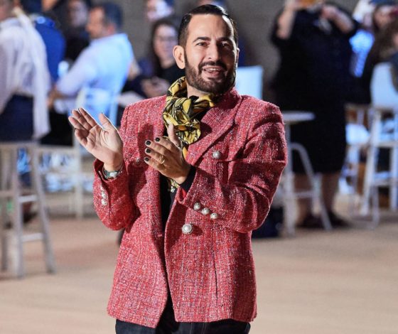 Марк Джейкобс бежит по подиуму на гигантских каблуках!