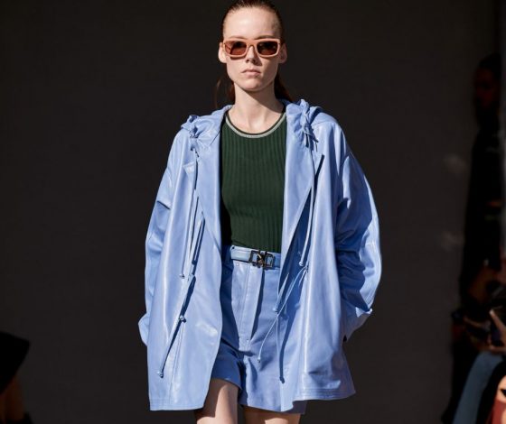 Голубая кожа - это безумно красиво. Весь показ Salvatore Ferragamo здесь!