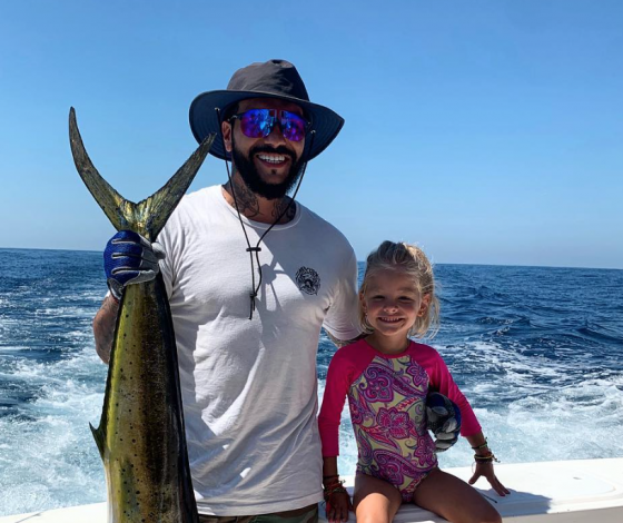 Тимати раскритиковали за то, что его дочь катается на доске по морю без жилета. И он ответил!