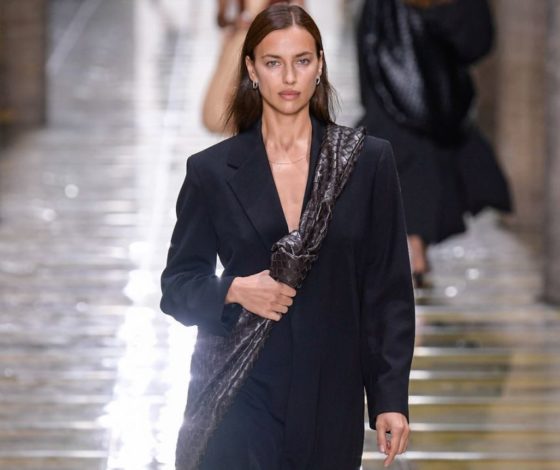 Гигантская плетеная сумка мечты и пупырчатые босоножки на шоу Bottega Veneta