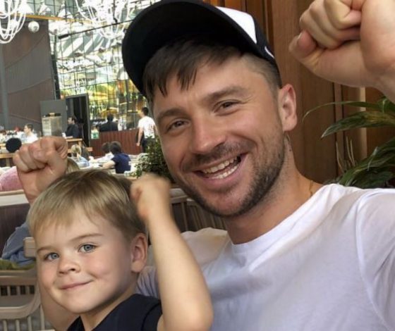 День открытий: Сергей Лазарев показал дочку. И младшего брата